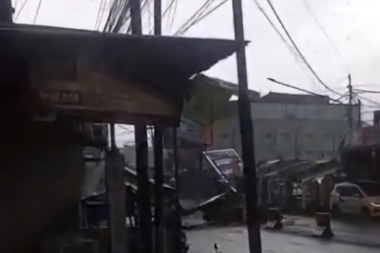 Kawasan Ujungberung Dilanda Angin Puting Beliung, Warga Diminta Waspada