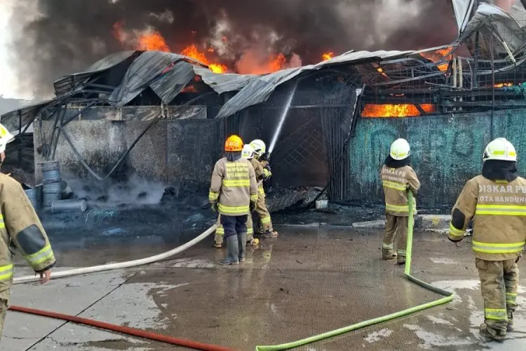 4 Orang Selamat dari Kebakaran Gudang Plastik di Babakan Ciparay