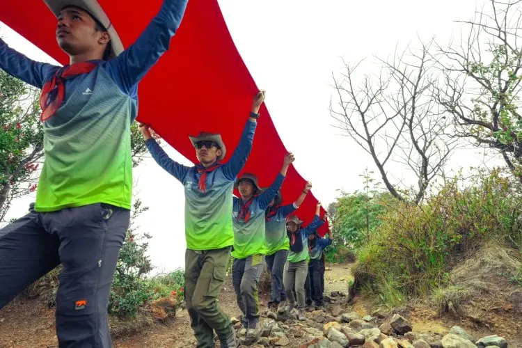 EIGER Mountain Jungle Course 2025, Jejak Optimisme 75 Pemuda Indonesia di Puncak Gunung Lawu