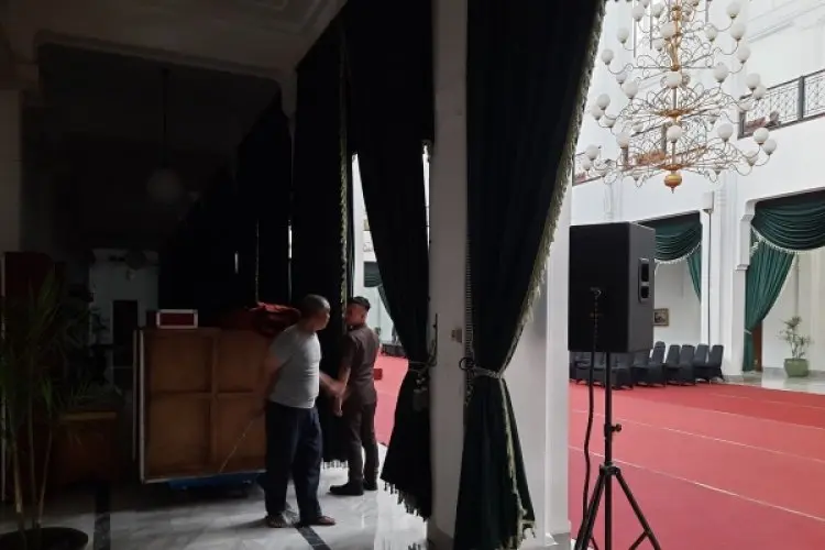 Hari Pertama Uji Coba WFH, Gedung Sate Gelap, Andalkan Pencahayaan dari Sinar Matahari