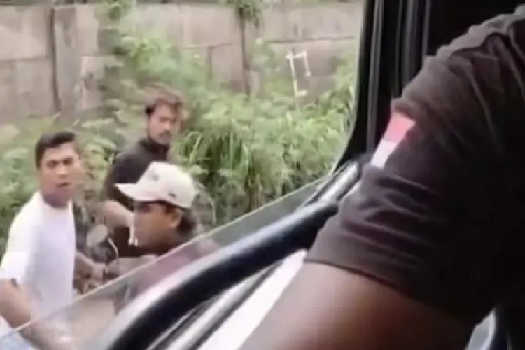 Viral Sopir Truk Rekam Aksi Preman di Karawang, Pelaku Tantang dan Ngomel Kasar