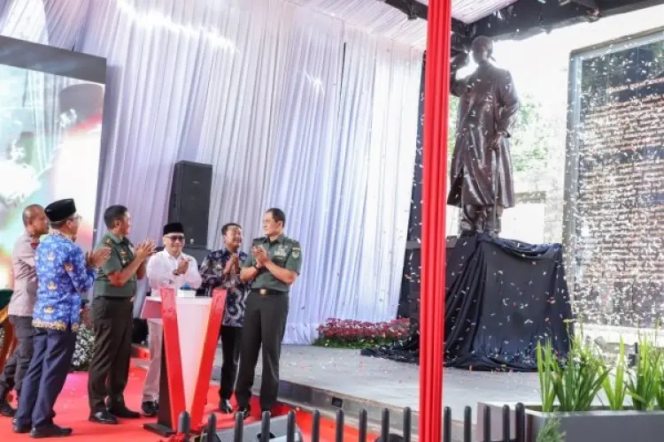 Patung Jenderal Besar Soedirman Kini Berdiri Megah di Soreang
