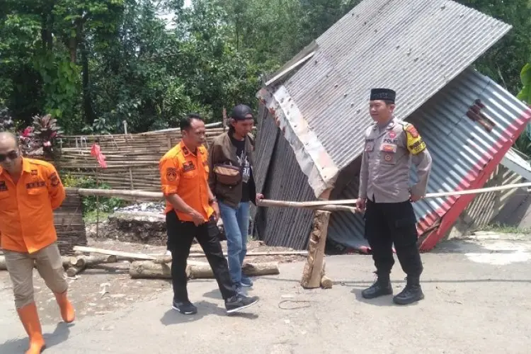 Jalan Raya Cililin Amblas Akibat Longsor, Ribuan Warga Terancam Terisolasi