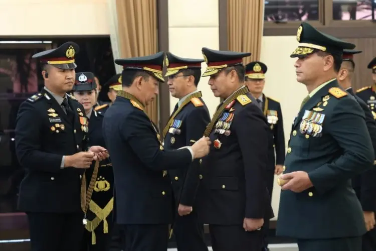 Sejumlah Perwira Polri dan TNI Terima  Anugerah Penghargaan dari Kapolri 