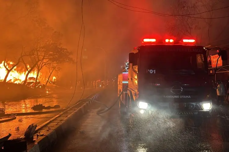 Api Hanguskan Jongko Penjual Kayu di Jalan Terusan Pasirkoja Bandung