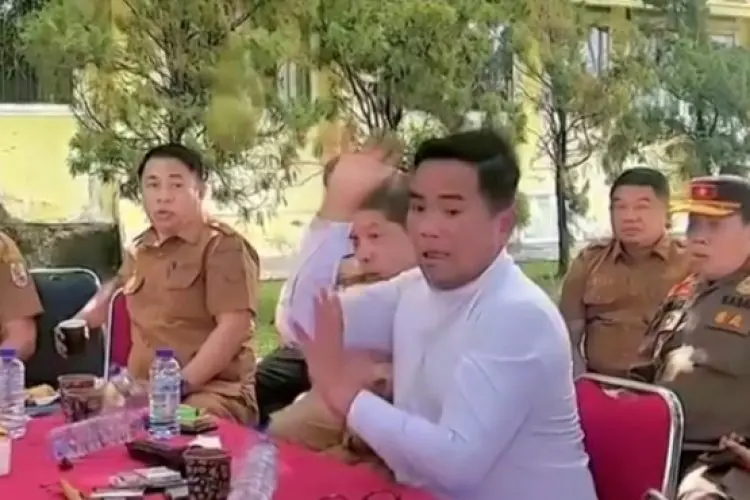 Viral! Momen Absurd di Rapat Terbuka, Buah Mangga Jatuh Nyaris Mengenai Bupati Pelalawan