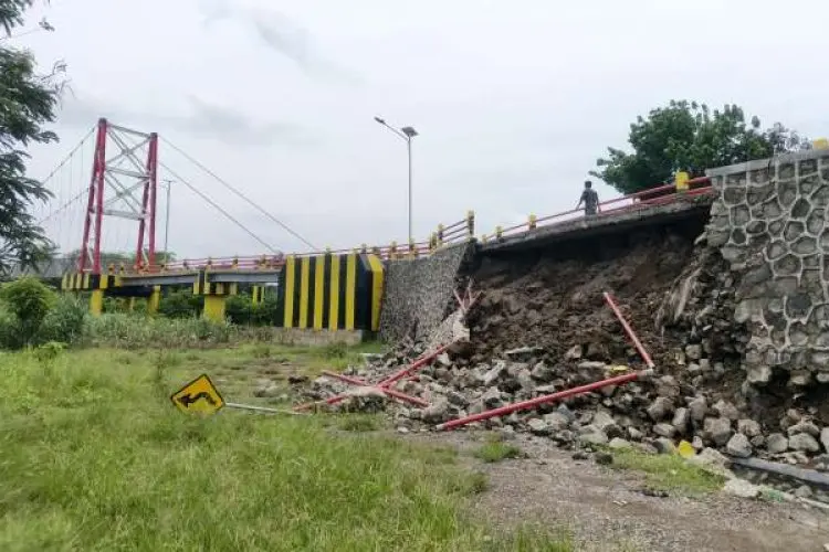 Baru Diresmikan Tiga Bulan Lalu, Penyangga ‎Jembatan Gantung Babakan Losari Cirebon Ambrol
