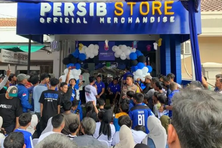 Teja Paku Alam dan Julio Cesar Resmikan Persib Store Tasikmalaya