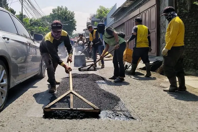 Cuaca Jadi Tantangan, DSDABM Percepat Perbaikan Jalan Strategis Kota Bandung