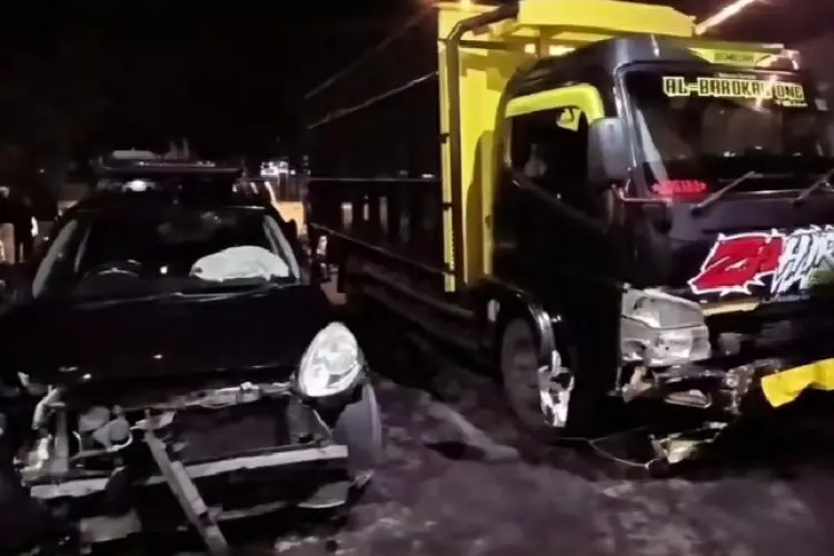 Tiga Mobil Terlibat Kecelakaan Beruntun di Cinunuk, Kondisinya Ringsek Parah