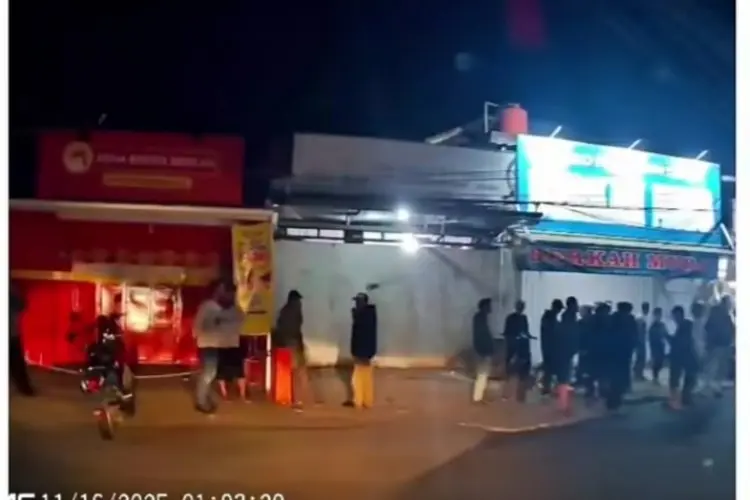 Viral Teror Kelompok Bermotor di Lembang, Mobil Dirusak Balok Kayu di Jalan Kolonel Masturi