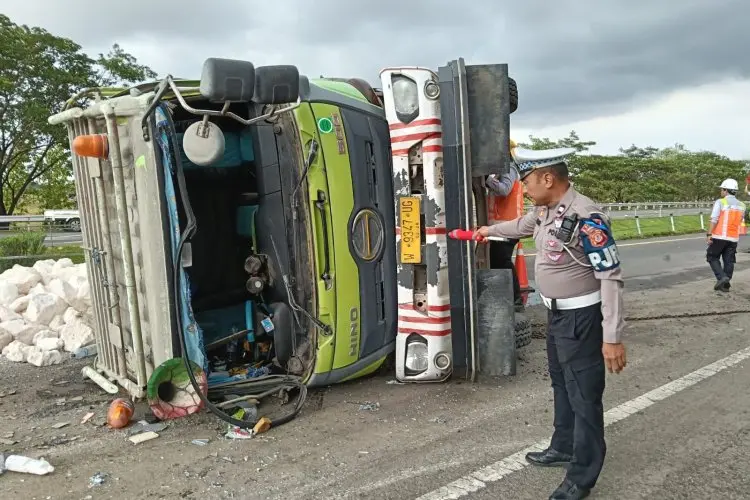 Truk Bermuatan Batu Terguling di Tol Cipali KM 160
