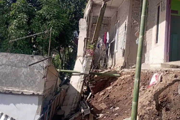 Diterjang Longsor, Dua Bangunan Rumah Warga di Cilame KBB Rusak