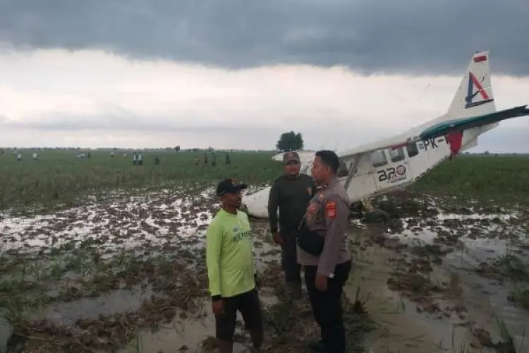 Pesawat Capung Mendarat Darurat di Karawang