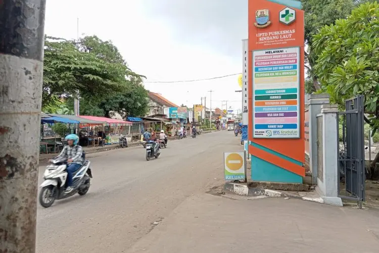 Trotoar Diserobot Pedagang, Eh Billboard Puskesmas Lemahabang Ikut Nutup Akses Trotoar