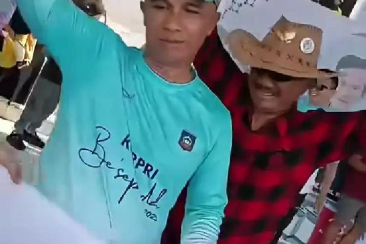 Viral Pria Topi Koboi Diduga Hendak Curang Saat Ambil Kupon Undian di Acara Fun Bike Lombok Tengah