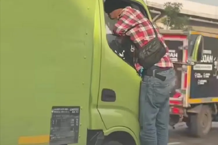 Aksi Pria Panjat Kabin Truk di Cakung Viral, Diduga Lakukan Pemalakan