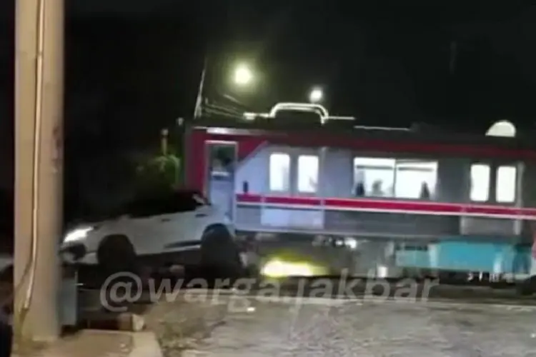 Video Detik-detik Mobil Tertabrak Kereta di Perlintasan Gantung Bojong Viral, Begini Kondisi Pengemudinya