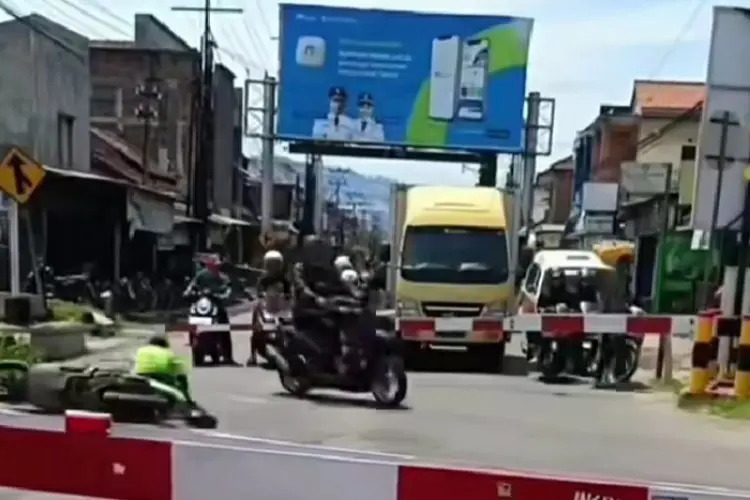 Viral Pengendara Motor Jatuh Usai Terobos Palang Pintu Kereta Api di Garut