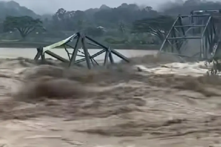 3.800 Warga Aceh Barat Terisolasi Banjir Setinggi 1,5 Meter, Belasan Desa Putus Akses