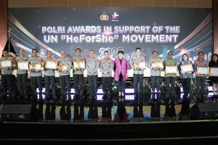 Kapolda Jabar Terima Penghargaan Polri Awards “HeForShe” dari Kapolri