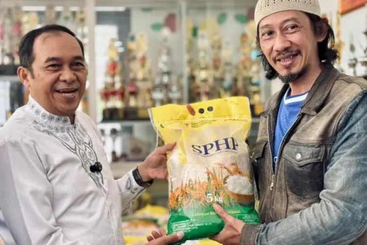 Antusiasme Warga Cibabat Membeludak, Sibesti Hadir sebagai Oase di Tengah Harga Beras yang Melambung