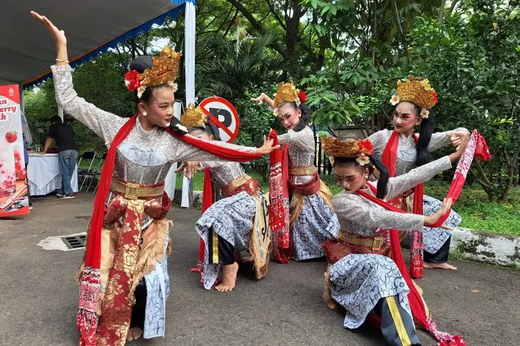 Sanggar Baskara Gamada Tampil Percaya Diri di Festra 2025