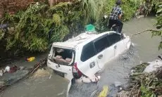 Dua Mobil Terseret Arus Usai Debit Sungai Anak Citarum Meluap
