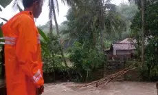 Jembatan Penghubung Bogor-Karawang Ambruk Terbawa Derasnya Arus Sungai Ciomas