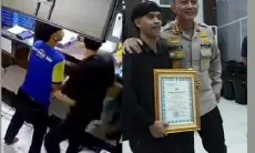 Viral Lawan Pelaku Bersajam, Pedagang Martabak Bandung Diganjar Penghargaan