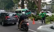 Perempuan Bawa Angkot Tabrak Pohon di Jalan Diponegoro, Tiga Penumpang Luka Ringan