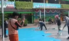 Lapangan SDN 01 Kalibaru Dicat Ulang untuk Pulihkan Trauma Siswa