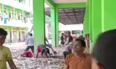 Tertimbun Lumpur Dua Meter, Pesantren di Aceh Bersihkan Pakai Dana Pribadi