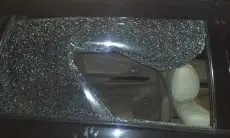 Ngamuk Usai Diklakson, Pria Bersenjata Kapak Rusak Mobil di Tamansari