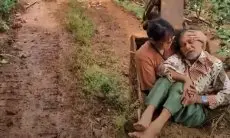 Bucket Ekskavator Jadi 'Ambulans Spesial' untuk Abah Dalang di Bandung Barat