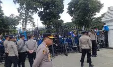 Merespon Aksi Buruh Ontrog Gedung Sate, Tuntut Penetapan UMP 2026, Disnakertrans Jabar Bersikukuh Tunggu Regulasi Pusat