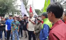 Aliansi Buruh Jabar Geruduk Gedung Sate, Tuntut UMP 2026 Rp4,5 Juta