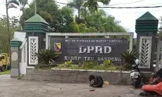 Berada di Tepi Jalan Ramai, Plang Papan Nama Gedung DPRD Kabupaten Bandung Dibiarkan Rusak Tak Terawat