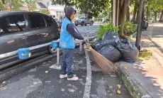 Kisah Perjuangan Hernawati, Ibu Penyapu Jalan Penuhi Ekonomi Keluarga