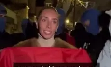 Kecewa Dideportasi, Bonnie Blue Bintang Film Dewasa Seret Bendera Indonesia di Depan KBRI