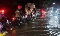 Banjir Rendam Kantor Pemkab Cirebon, Bupati Singgung Aliran Air dari Kuningan