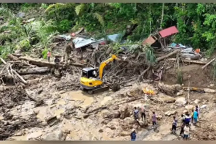 24 Korban Banjir Bandang Dimakamkan Massal di Padang, 17 Jasad Tak Teridentifikasi Melalui DNA