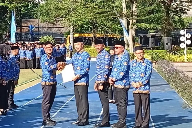 Momen HUT KORPRI ke-54, Wali Kota Bogor Serahkan SK Pengangkatan 3.868 PPPK Paruh Waktu