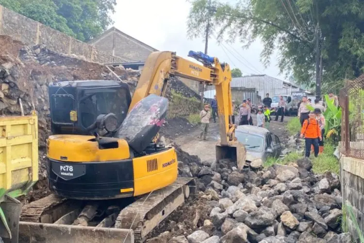 Longsor di KBB Timpa Mobil, Ini Faktor Penyebabnya