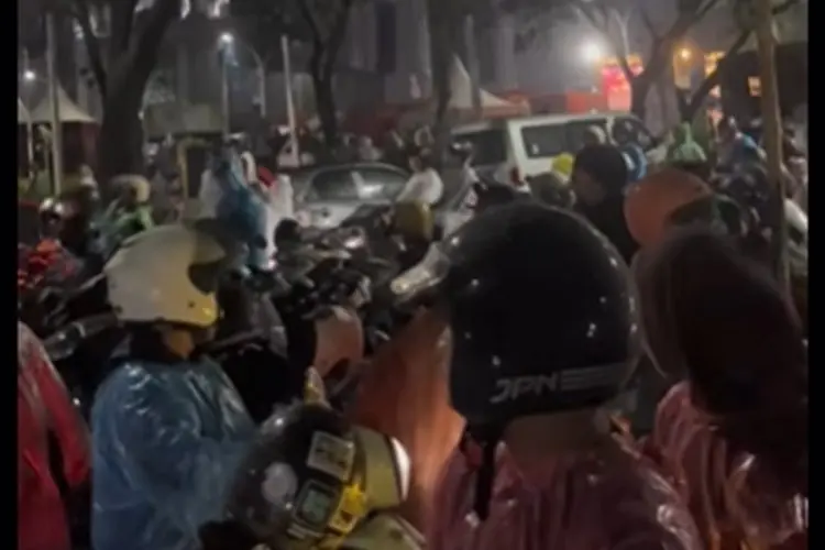 Tukang Parkir Diduga Kabur, Parkiran Semrawut di Tritan Point Bandung Bikin Penonton Konser Kesal