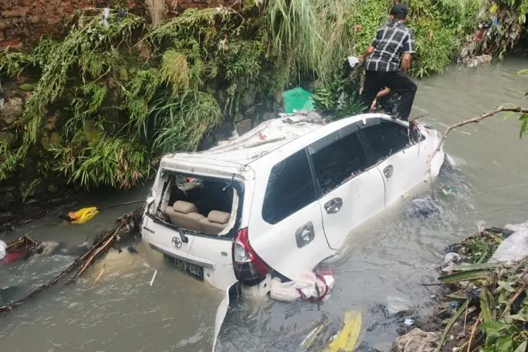 Dua Mobil Terseret Arus Usai Debit Sungai Anak Citarum Meluap
