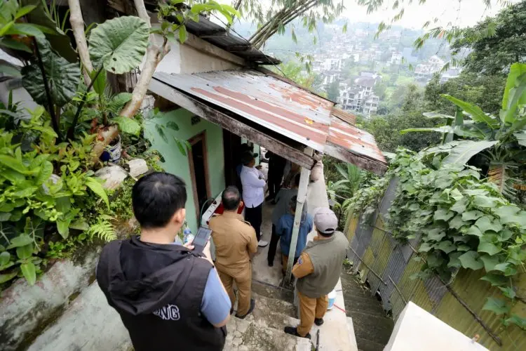 Bangunan di Lereng Labil, Dua Keluarga Bandung Utara Diungsikan