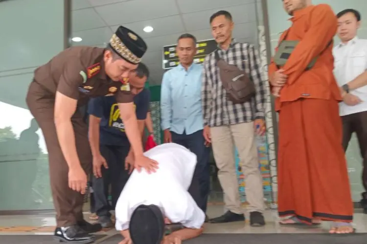 Sujud Syukur Saepul Rahman Pasca Dibebaskan Kejari Kabupaten Bogor