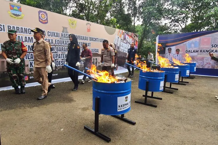 Bea Cukai dan Pemkab Bandung Barat Musnahkan 2,1 Juta Batang Rokok Ilegal