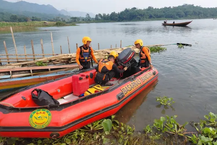 Tiga Hari Pencarian, Nelayan yang Jatuh dari Perahu di Waduk Jatiluhur Ditemukan Meninggal